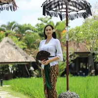 Kamu yang senang simple, boleh tiru gaya Aura Kasih ini. Kebaya katun putih disambung batik cokelat dan sabuk hijau, terasa santai & nyaman dipandang. (Instagram/aurakasih).