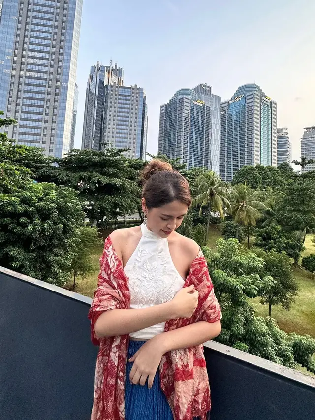 Pesona Menawan Annisa Fitriana Manager Girlgroup No Na dalam Balutan Wastra, Ternyata Jebolan Puteri Indonesia