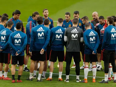 Pemain Spanyol saat mengikuti sesi latihan di stadion Wanda Metropolitano di Madrid, (26/3). Spanyol akan memainkan pertandingan sepak bola persahabatan internasional melawan Argentina pada Rabu (28/3) dini hari. (AP Photo / Francisco Seco)