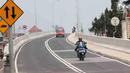 Pengendara motor melintas di Flyover Bintaro, Jakarta, Selasa (6/3). Mulai hari ini Pemprov DKI Jakarta melakukan uji coba pengoperasian Flyover Bintaro yang dibangun sejak 2017. (Liputan6.com/Johan Tallo)