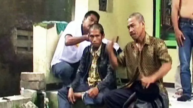 Bersyukur Aceng Dilengserkan, Warga Garut Cukur Rambut