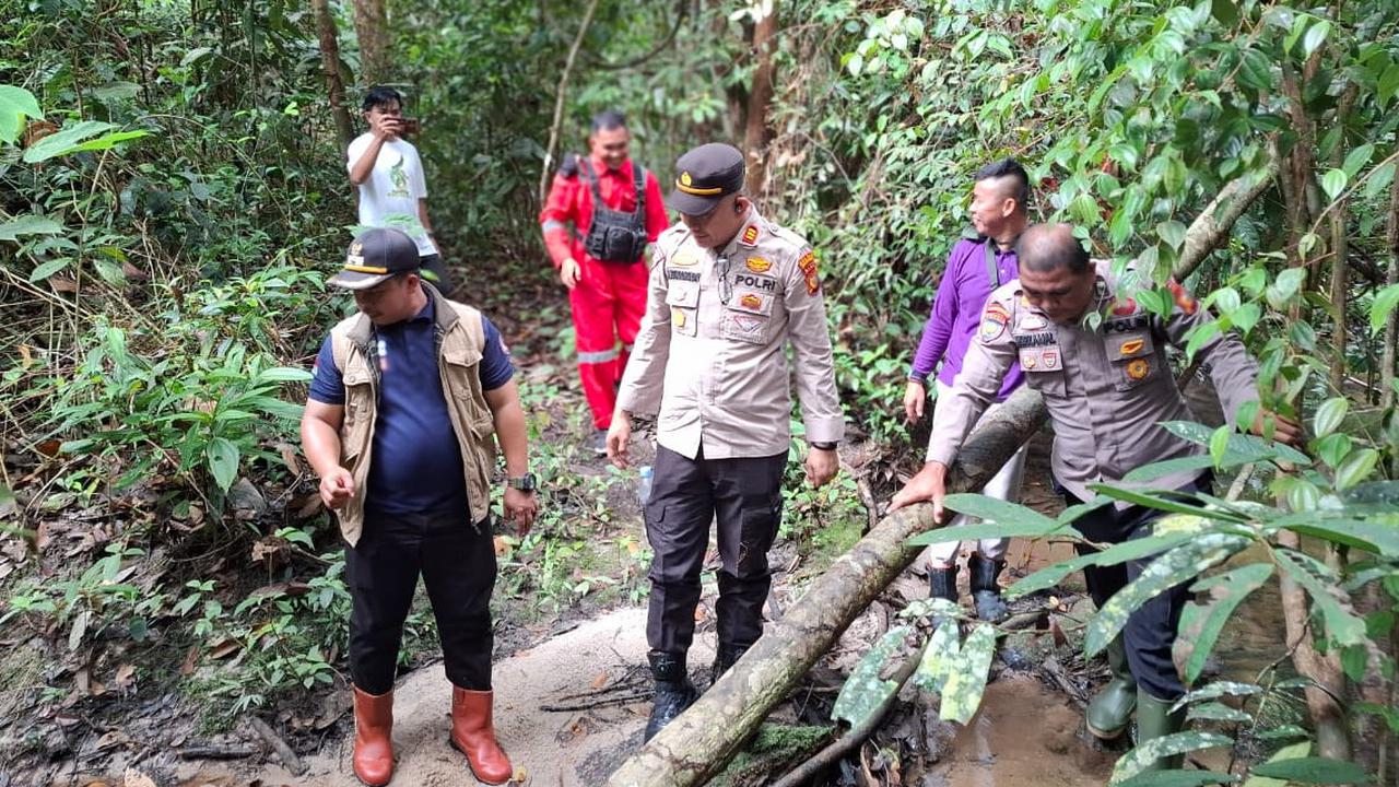 Polisi Tembus Hutan dan Lewati Jalan Ekstrem, Demi Warga Agar Tidak Terprovokasi Isu Pilkada