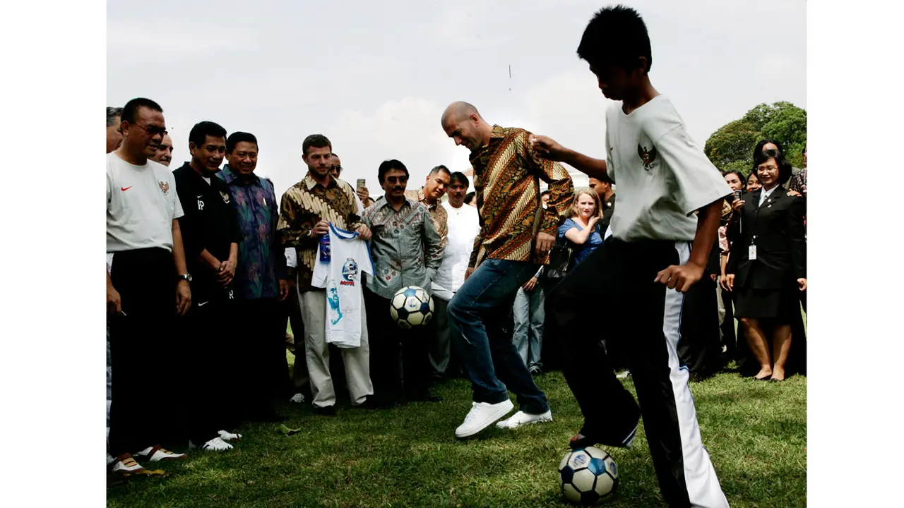 Kala Zidane Main Bola Pakai Batik