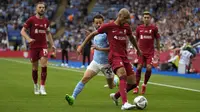 Pemain Liverpool, Fabinho (kanan) berebut bola dengan pemain Manchester City, Bernardo Silva saat laga Community Shield 2022 di King Power Stadium, Sabtu (30/07/2022) malam WIB. (AP/Frank Augstein)