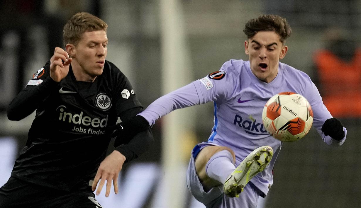 Eintracht Frankfurt dan Barcelona tampil terbuka dan saling jual beli serangan sejak awal laga. Namun sayang kedua tim gagal mencetak gol di babak pertama. (AP/Michael Probst)