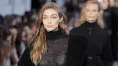 Supermodel Gigi Hadid berjalan di atas catwalk mengenakan busana karya Max Mara selama Autumn / Winter 2017 di Milan Fashion Week, Italia (23/2). Gigi Hadid tampil cantik dan seksi dengan busana tipis berwarna hitam. (AP Photo / Luca Bruno)