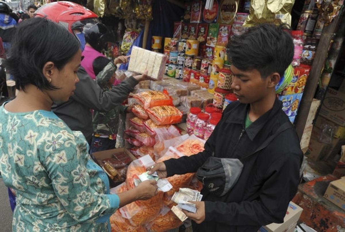 Jelang Lebaran, omzet pedagang kue di Ciracas malah turun 35 persen