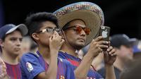 Fans Barcelona mengabadikan momen timnya melawan Juventus pada laga lanjutan turnamen pramusim, International Champions Cup 2017, di MetLife Stadium, New Jersey, Minggu (23/5/2017). (AP/Julio Cortez)
