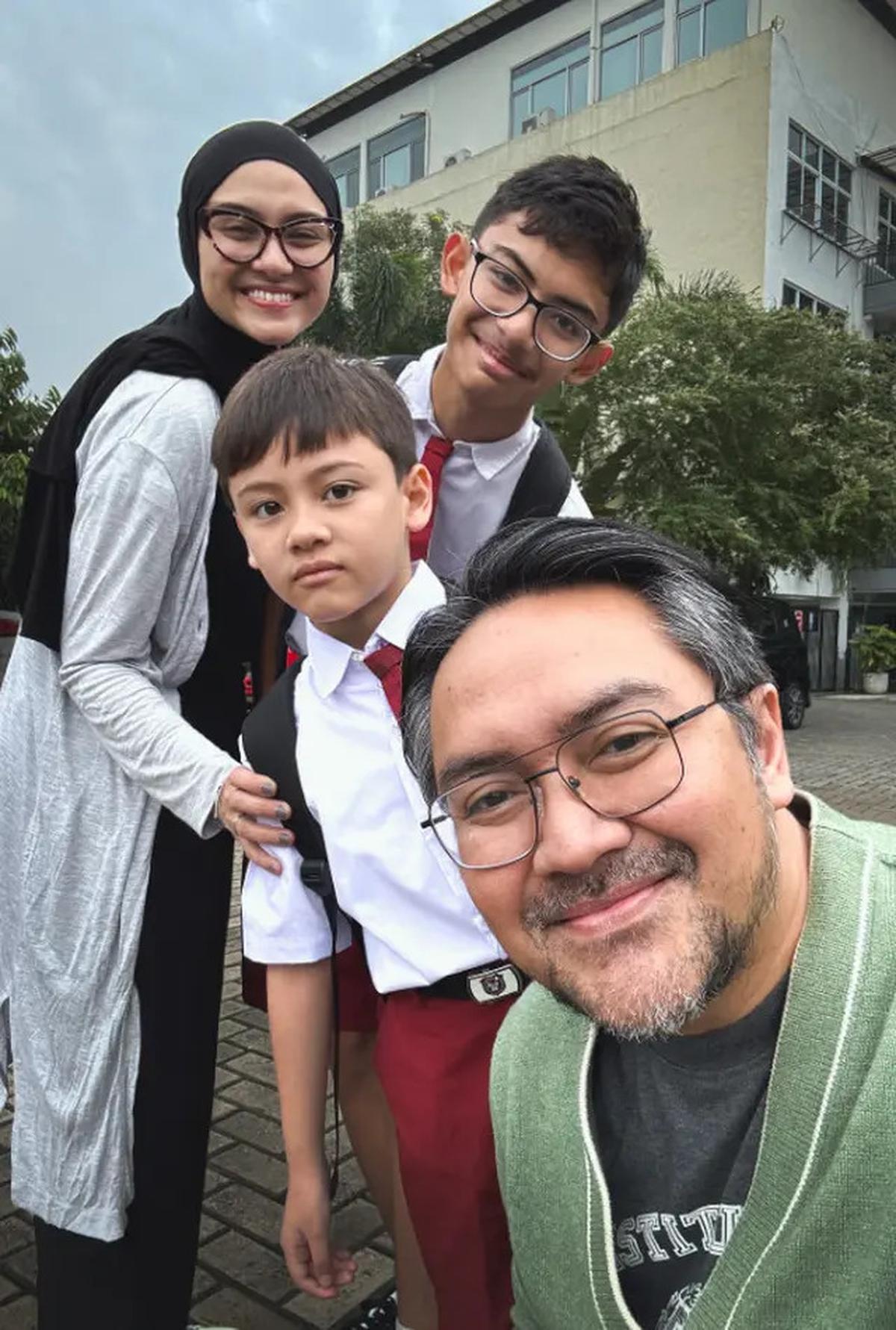 Gaya Zee Zee Shahab Antar Anak Sekolah di Hari Pertama Ajaran Baru, Kasual dan Nyaman