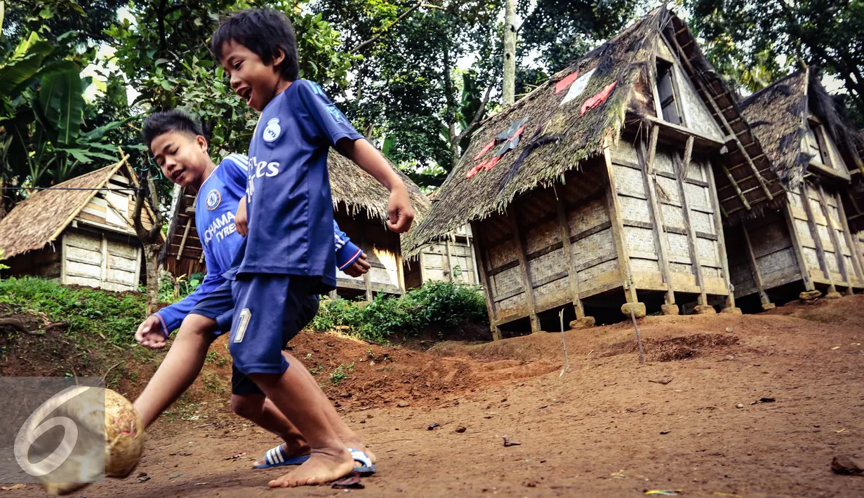 Sejumlah anak-anak Suku Baduy asyik bermain sepak bola di pekarangan rumah Kampung Kadung Jangkung, Kabupaten Lebak, Banten (11/05). Mereka bermain dengan bola sepak seadanya. (Liputan6.com/Fery Pradolo)
