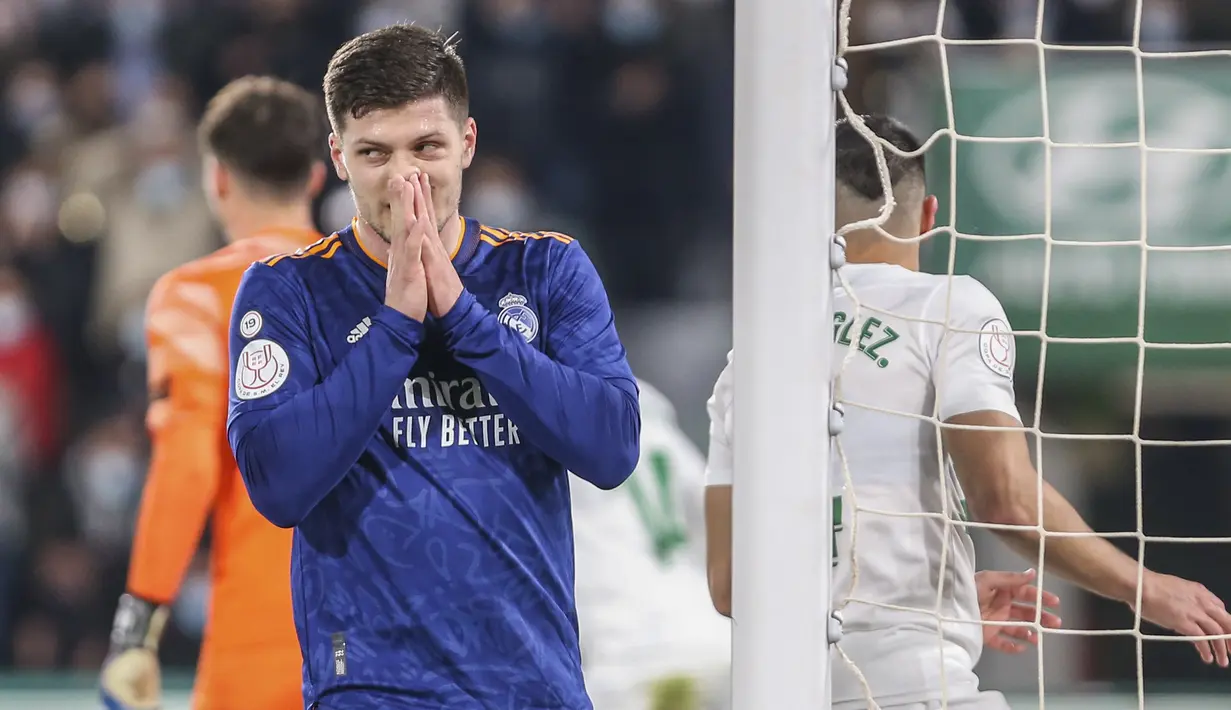 Laga yang dikuasai Real Madrid hingga 90 menit usai berakhir tanpa gol. Luka Jovic dan kawann-kawan gagal memanfaatkan beberapa peluang untuk menjebol gawang Elche, hingga laga harus dilanjut ke babak tambahan waktu. (AP/Alberto Saiz)