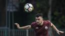 Pemain Persija Jakarta, Marko Simic, menyundul bola saat latihan di Lapangan ABC, Jakarta, Jumat (30/3/2018). Latihan ini persiapan jelang laga Liga 1 melawan Arema FC. (Bola.com/Vitalis Yogi Trisna)