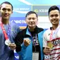 Pelatih kepala tunggal putra PBSI, Hendry Saputra (tengah), bersama Anthony Sinisuka Ginting (kanan) dan Jonatan Christie. (PBSI)