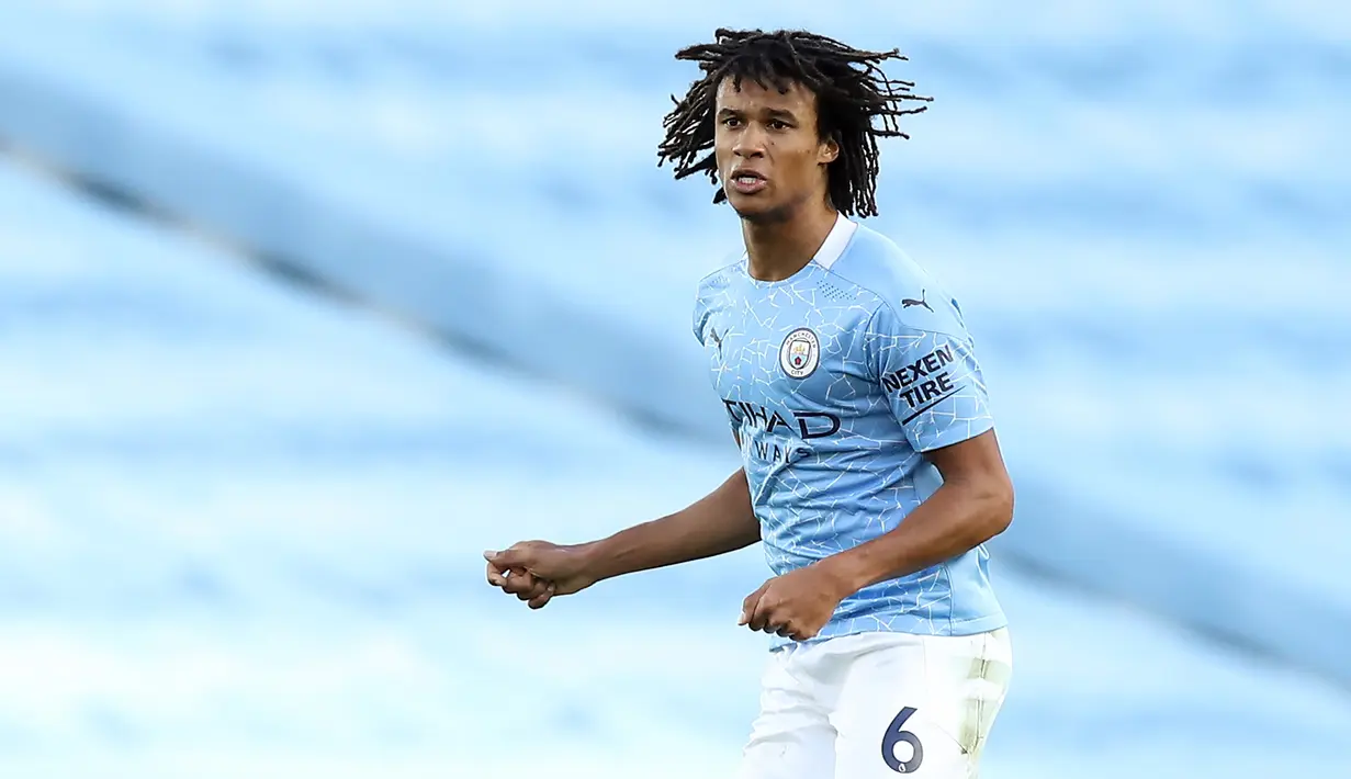 6. Nathan Ake dari (45,30 juta euro) - Nathan Ake menjadi pilhan Pep Guardiola untuk memperkuat lini pertahanan mereka di musim ini. Bek asal Belanda ini dilabuhkan Machester City dari Bournemouth dengan nilati transfer 45,30 juta euro. (AFP/Martin Rickett/pool)
