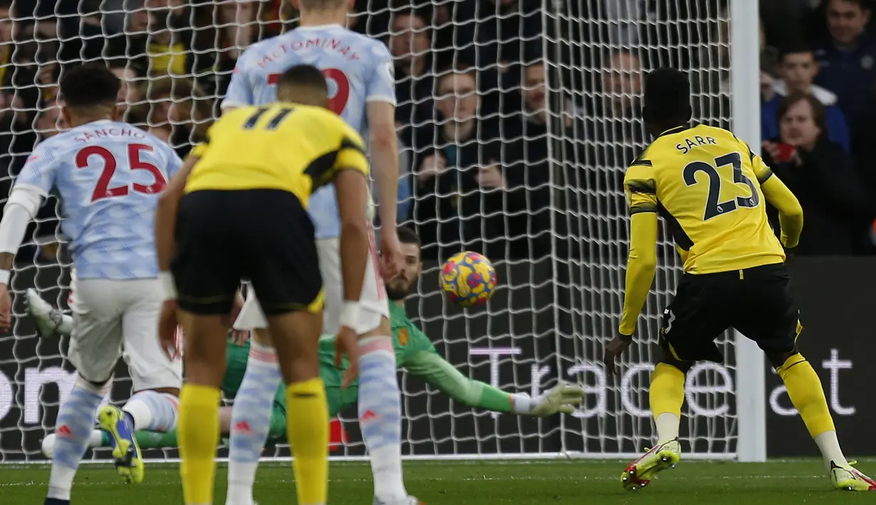 Belum lagi David de Gea yang berhasil menepis dua kali pinalti yang dilakukan Ismail Sarr pada menit awal babak pertama. Seakan-akan penampilan bagusnya kembali menjadi sia-sia. (AFP/Ian Kington)