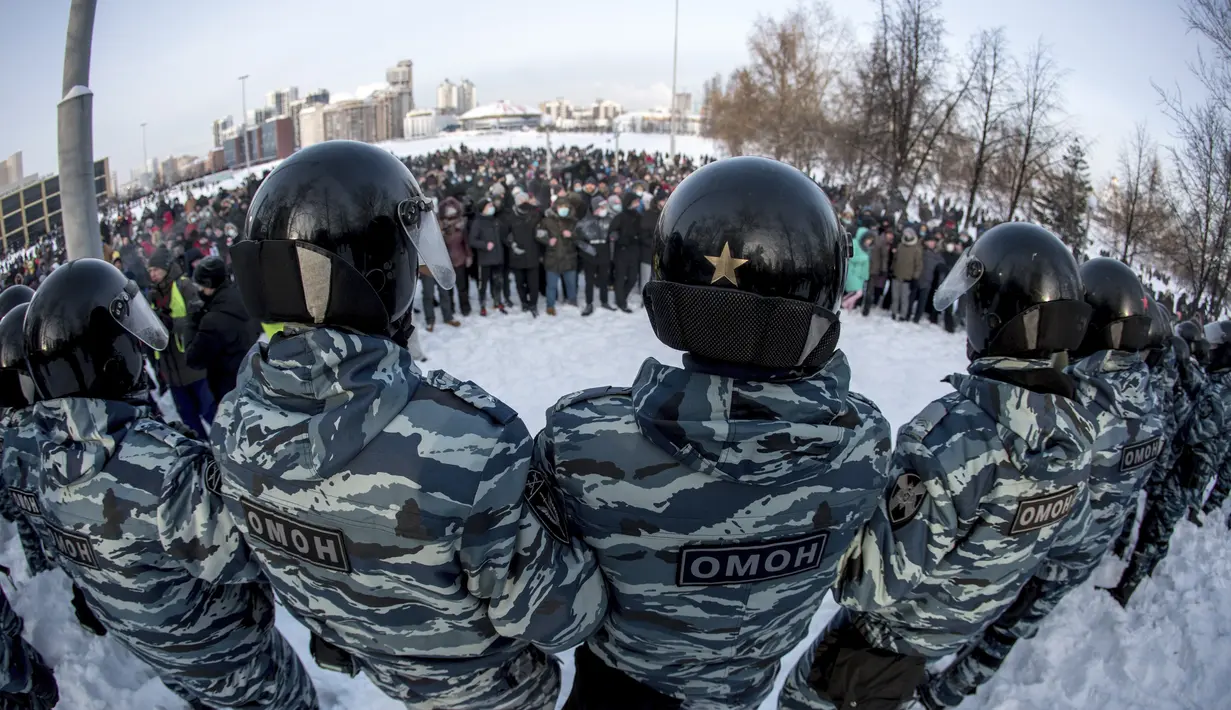 Polisi memblokir protes terhadap pemenjaraan pemimpin oposisi Alexei Navalny di Yekaterinburg, Rusia, Sabtu (23/1/2021). Pemimpin oposisi Alexei Navalny menyerukan para pendukungnya agar berunjuk rasa usai dirinya ditangkap pada pekan lalu. (AP Photo/Anton Basanayev)