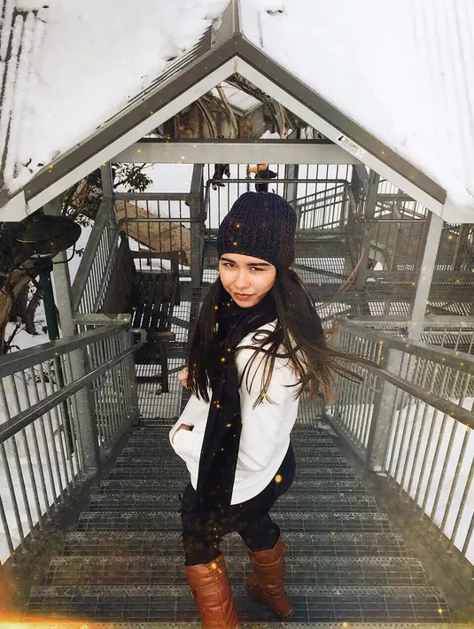 Selanjutnya, Tiana begitu cantik memakai sepatu boots cokelat. Gayanya sangat modis dan kekinian. Apalagi ia memakai beanie hitam yang membuatnya makin terlihat kece badai. (Instagram/tianamannering)
