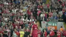 Gelandang Liverpool, James Milner berebut bola udara dengan pemain Crystal Palace, Marc Guehi selama pertandingan Liga Inggris di stadion Anfield, di Liverpool, Inggris (16/8/2022). Liverpool bermain imbang atas Crystal Palace 1-1. (AP Photo/Jon Super)
