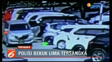 Berkat rekaman CCTV, polisi berhasil membekuk lima orang pembobol mobil di Bandara Adisutjipto, Yogyakarta. Sejumlah barang bukti seperti laptop dan uang tunai milik korban diamankan.