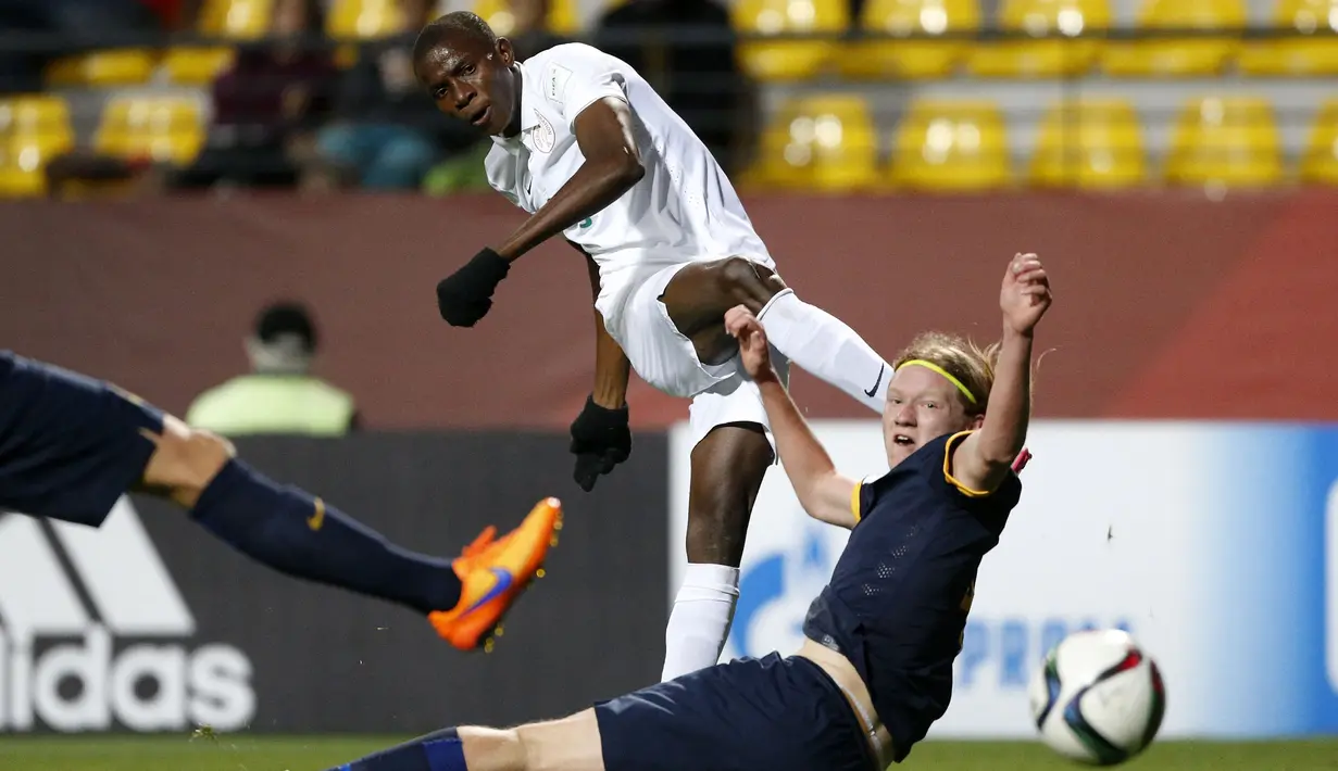 Pemain Nigeria, Victor Osimhen mencetak gol ke gawang Australia pada laga Piala Dunia U-17 2015 di Sausalito Stadium, Vina del Mar, Valparaiso, Chile, 28 Oktober 2015. (AFP/Photosport/Andres Pina)