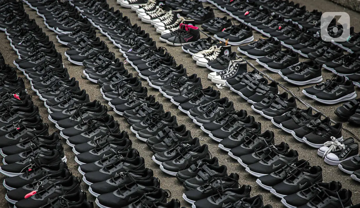 Sepatu-sepatu anak tersebut selanjutnya akan disumbangkan untuk anak-anak Indonesia yang masih sekolah di pelosok negeri. (Liputan6.com/Faizal Fanani)