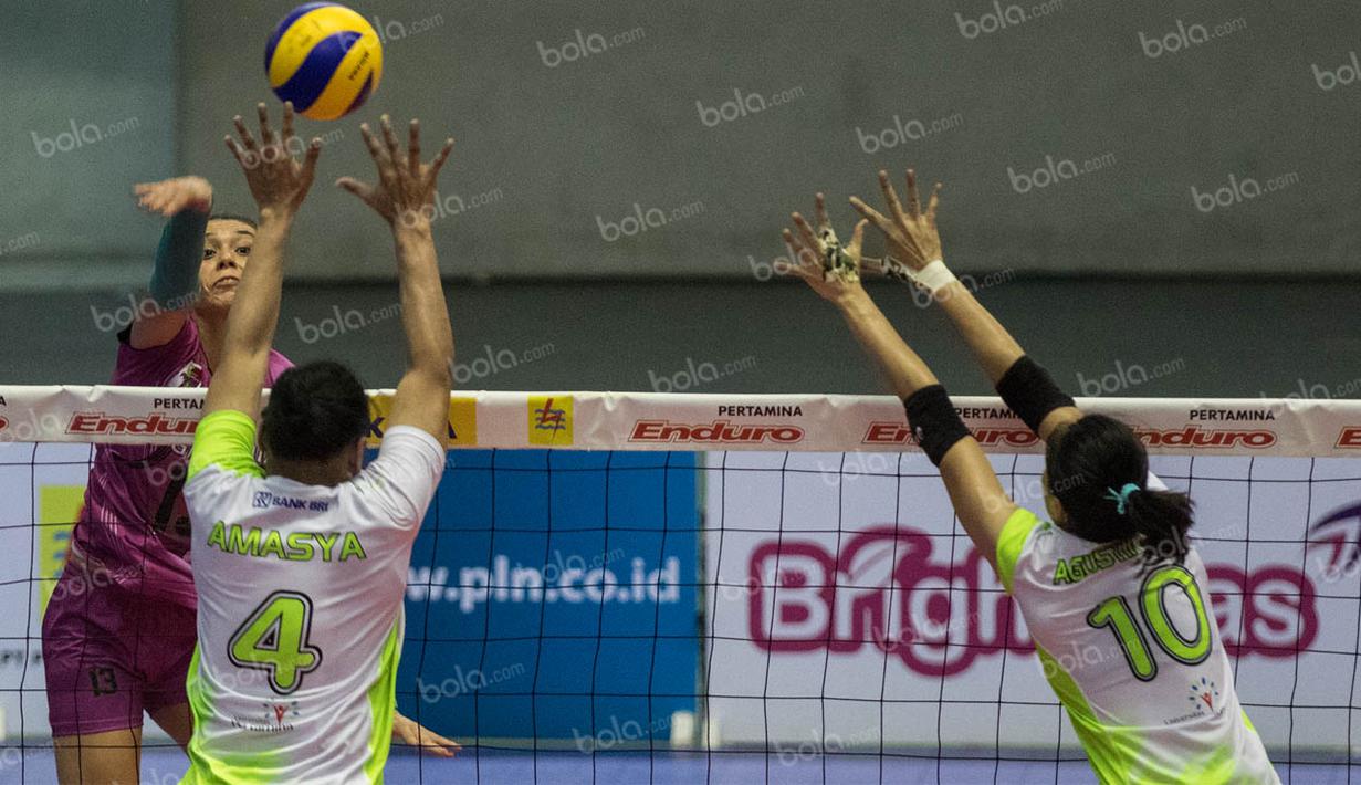 Pevoli Gresik Petrokimia, Heloiza Lucerda, membalikan bola saat melawan Jakarta Pertamina Energi. Pada final nanti Jakarta Pertamina Energi akan menghadapi Jakarta Elektrik PLN. (Bola.com/Vitalis Yogi Trisna)