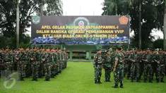 Pasukan TNI bersiap Apel Operasi Pengamanan VVIP KTT Luar Biasa OKI 2016 di Makodam Jaya, Jakarta, Kamis (25/2/2016). 3.600 personil TNI disiagakan untuk pengamanan KTT Luar Biasa OKI ke-3 pada 6-7 Maret 2016 mendatang. (Liputan6.com/Helmi Fithriansyah)
