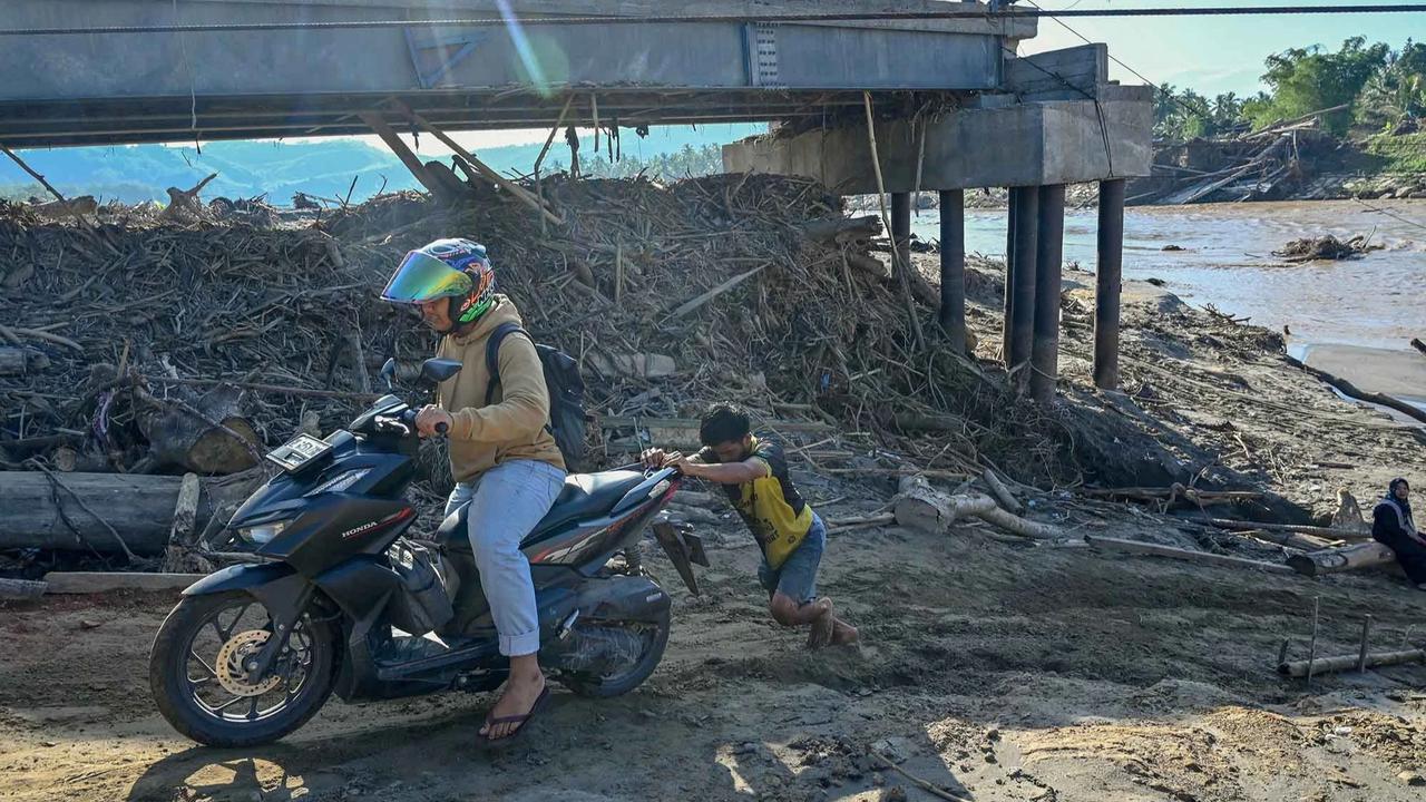 FOTO: Rakit Mandiri Jadi Akses Warga Pasca Putusnya Jembatan Ulee Jalan