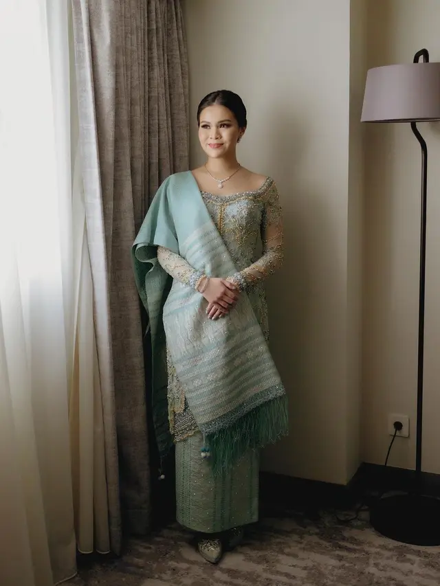 6 Detail Makeup dan Kebaya Chen Giovani, Tunangan Anak Hotman Paris di Acara Martumpol