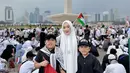 Terlihat Ririe Fairus juga membawa anaknya dalam acara tersebut. Mantan istri Ayus Sabyan itu kompak dengan dua anak laki-lakinya mengenakan outfit hitam. Sedangkan pipi mereka ditempel bendera Palestina. [Instagram/ririe_fairus]