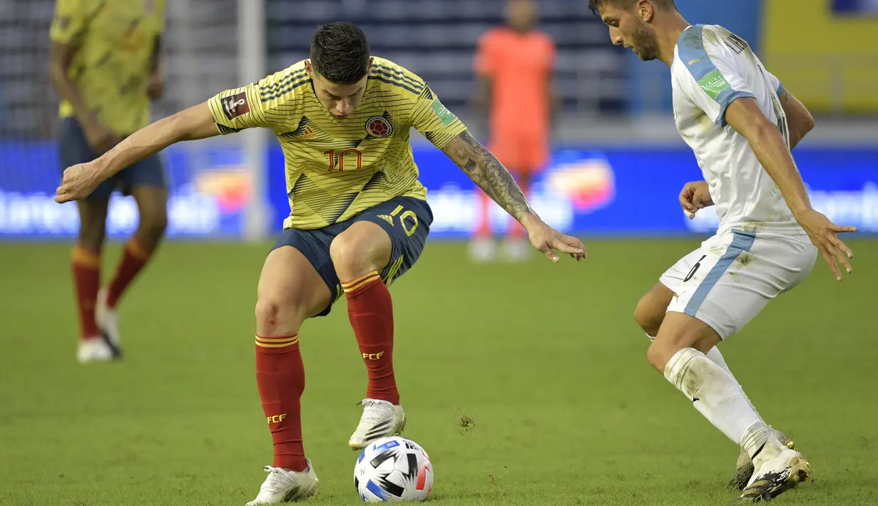 Gelandang Uruguay, Rodrigo Bentancur, berebut bola dengan gelandang Kolombia, James Rodriguez, pada laga kualifikasi Piala Dunia 2022 zona CONMEBOL di Estadio Metropolitano Roberto Melendez, Sabut (14/11/2020) dini hari WIB. Uruguay menang 3-0 atas Kolombia. (AFP/Raul Arboleda)