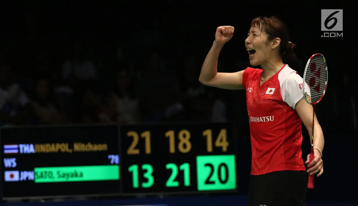 Pebulu tangkis Jepang, Sayaka Sato berteriak usai memastikan kemenangan atas pemain Thailand, Nitchaon Jindapol di Semifinal Indonesia Open 2017 di Jakarta, Sabtu (17/6). Sato unggul 13-21, 21-18, 21-14. (Liputan6.com/Helmi Fithriansyah)