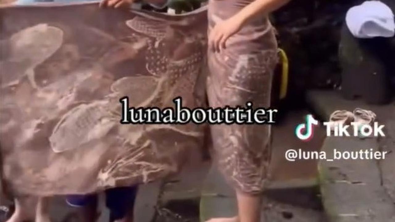 Kain Batik Maxime Bouttier dengan Foto Masa Kecil Bersama Ibunya