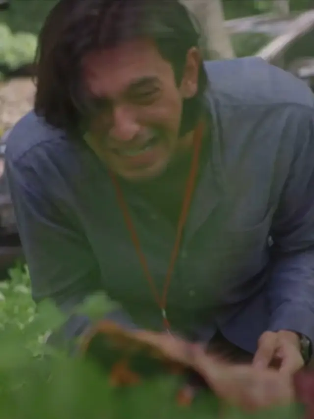 Sanjaya berkalang duka dalam film I. (Foto: Dok. KlikFilm Productions)