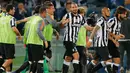 Bek Juventus, Giorgio Chiellini (kedua kanan) melakukan selebrasi usai mencetak gol ke gaawang Lazio pada final Coppa Italia di Olimpico Roma, Italia, Rabu (20/5/2015). Juventus menang 2-1 atas Lazio. (Reuters/Giampiero Sposito)