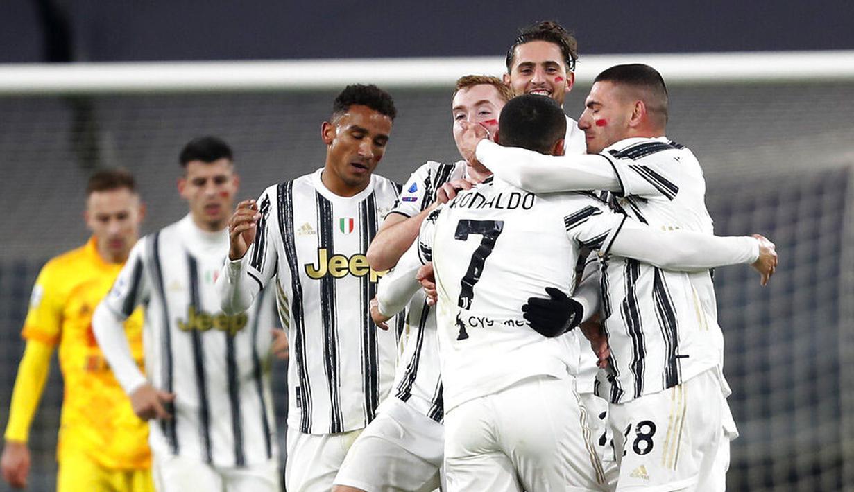 Para pemain Juventus merayakan gol yang dicetak oleh Cristiano Ronaldo ke gawang Cagliari pada laga Liga Italia di Stadion Allianz, Turin, Minggu (22/11/2020). Juventus menang dengan skor 2-0. (AP Photo/Antonio Calanni)