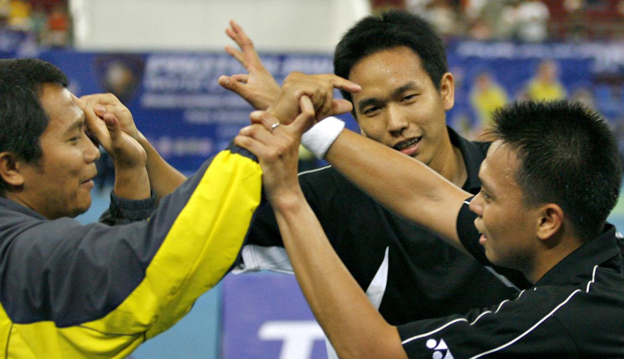 Medali emas Ganda Putra Kejuaraan Dunia BWF 2007. Dalam partai final yang digelar di Kuala Lumpur, Malaysia, Markis Kido/Hendra Setiawan mengalahkan pasangan Korea, Jung Jae-sung/Lee Yong-dae dengan skor 21-19, 21-19. (Foto: AFP/Tengku Bahar)
