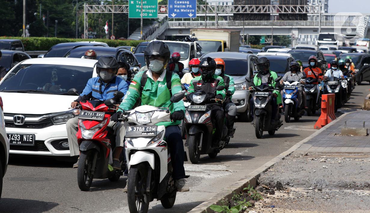 Kepadatan arus lalu lintas jalan Jenderal Gatot Subroto, Jakarta, Jumat (6/8/2021). Dirlantas Polda Metro Jaya mencatat, pada pelaksanaan PPKM level 4 minggu kedua terdapat kenaikan mobilitas warga Jakarta sebesar 26 persen dibanding saat PPKM Darurat dan PPKM Mikro. (Liputan6.com/Helmi Fithriansyah