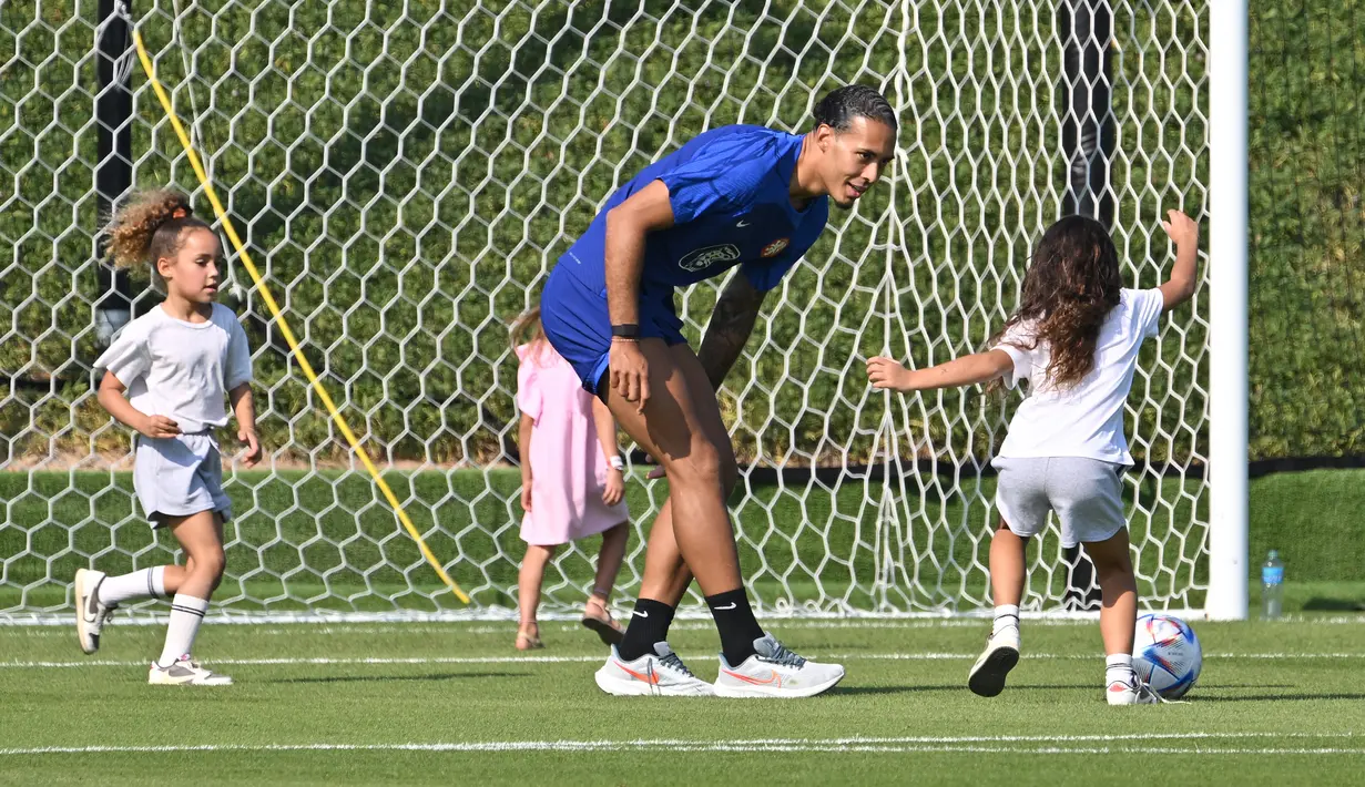 <p>Bek Timnas Belanda Virgil van Dijk bermain dengan putrinya saat pertemuan dengan kerabat usai sesi latihan di tempat latihan Universitas Qatar, Doha, Qatar, Selasa (22/11/2022). Van Dijk melakukan sesi latihan sebelum melawan Timnas Ekuador Jumat mendatang. (Alberto PIZZOLI/AFP)</p>