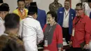 Ketua Umum PDI Perjuangan Megawati Soekarnoputri menyalami Ketua Umum Gerindra Prabowo Subianto di Ruang Sidang Utama KPU, Jakarta, Minggu (18/2). Gerindra mendapat nomor urut dua dalam Pemilu 2019. (Liputan6.com/Faizal Fanani)