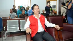Perancang busana kondang, Hengki Kawilarang menjalani sidang perdana dengan agenda pembacaan dakwaan di PN Jakarta Selatan, Senin (22/6/2015). Hengki diduga telah menggelapkan uang sebesar Rp 1,6 miliar milik Jeng Ana. (Liputan6.com/Panji Diksana)