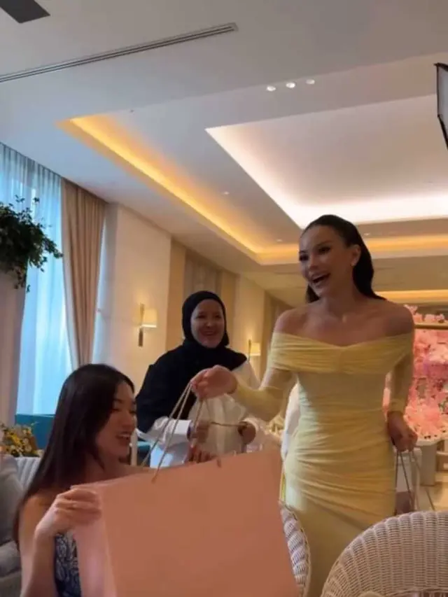 Potret Alyssa Daguise Pakai Dress Kuning saat Bridal Brunch/Foto via Instagram @alyssadaguise