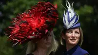 Simak serunya tampilan topi-topi unik dalam ajang balap kuda Royal Ascot 2017.  (AFP Photo/Daniel Leal-Olivas)