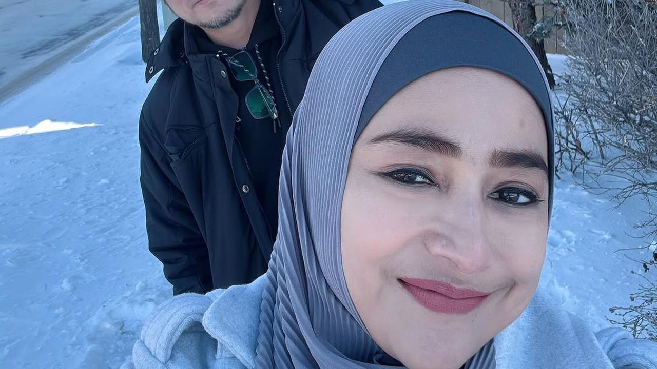 7 Potret Cindy Fatikasari dan Tengku Firmansyah Nikmati Winter di Kanada, Suhu -20 Derajat - Naik Mobil Serasa Naik Bombom Car