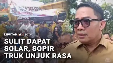 Akibat sulit mendapatkan solar bersubsidi, ratusan sopir truk berunjuk rasa di depan kantor Wali Kota Samarinda, Kalimantan Timur. Unjuk rasa membuat sejumlah ruas jalan lumpuh akibat tertutup kendaraan truk yang dibawa oleh massa.