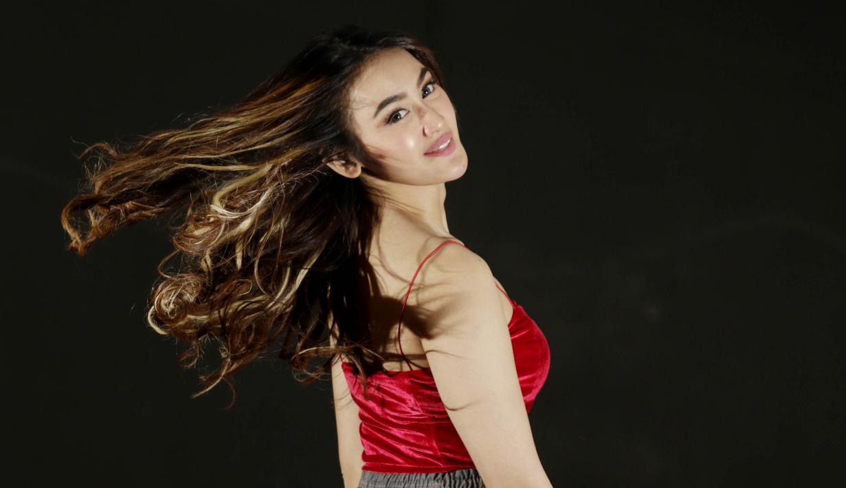 Sosok Intan Saumadina memang sudah tak asing lagi di layar kaca televisi. Intan merupakan salah satu presenter olahraga ternama di Indonesia. (Bola.com/M Iqbal Ichsan)