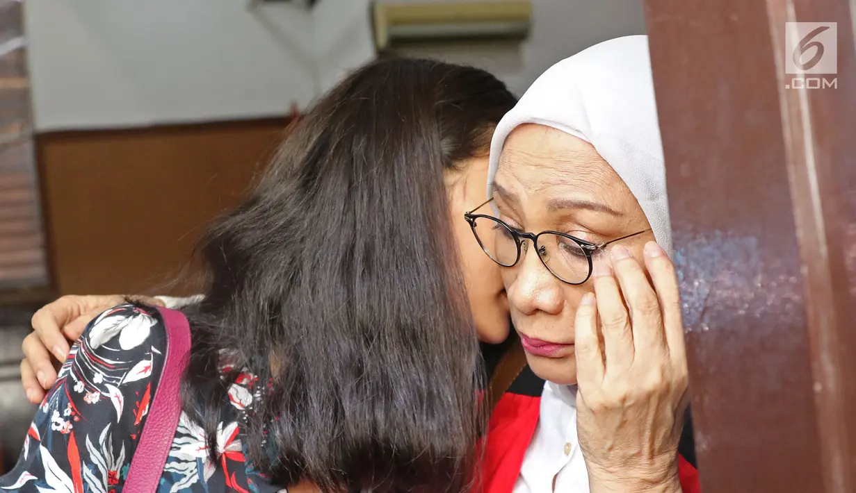 Terdakwa kasus dugaan penyebaran berita bohong atau hoaks Ratna Sarumpaet berbincang dengan anaknya Atiqah Hasiholan saat bersiap menjalani sidang lanjutan di PN Jakarta Selatan, Selasa (18/6/2019). Sidang beragendakan pembacaan pledoi atau nota pembelaan dari terdakwa. (Liputan6.com/Herman Zakharia