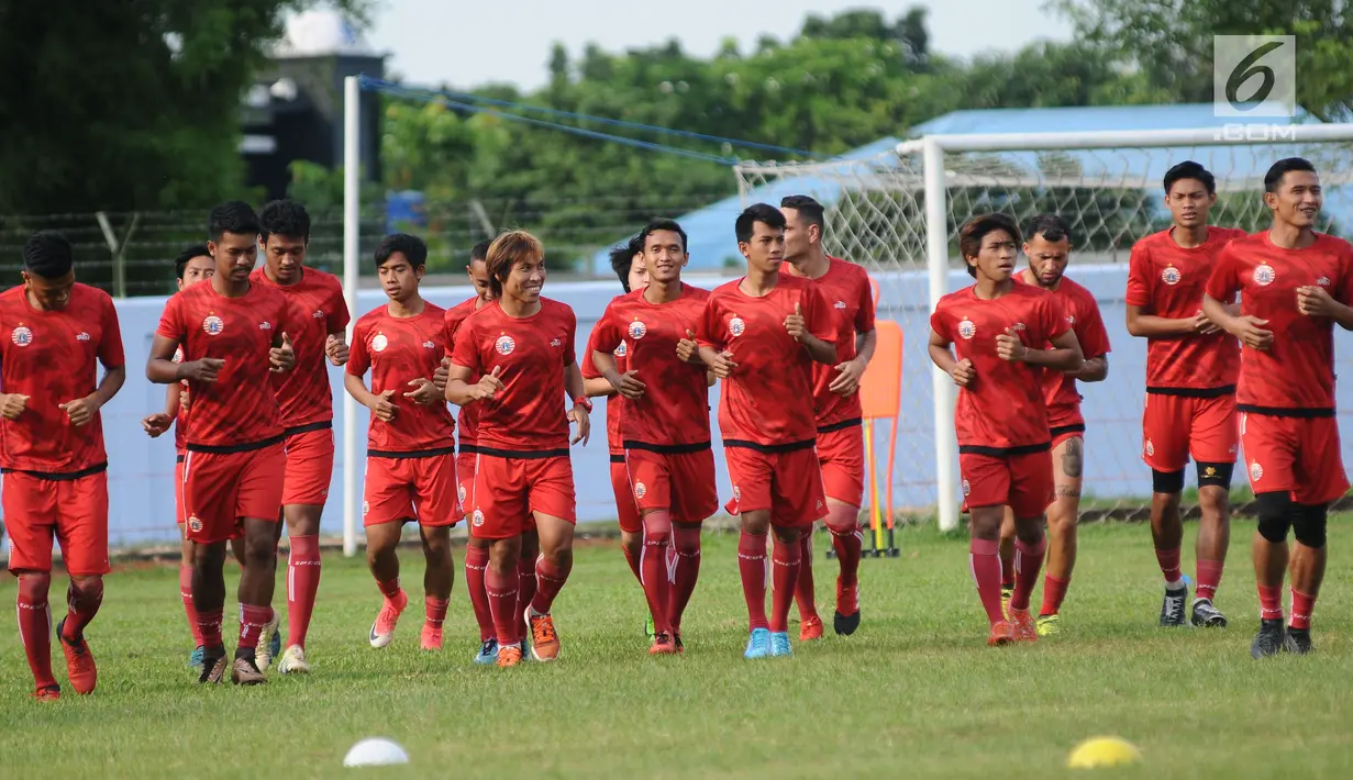 Pemain Persija berlari melakukan pemanasan jelang latihan di Lapangan Sutasoma, Halim Perdanakusuma, Jakarta, Jumat (29/12). Latihan ini persiapan jelang laga musim kompetisi 2018. (Liputan6.com/Helmi Fithriansyah)