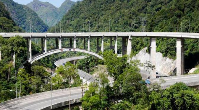 Kelok 9, dulu tempat ini adalah salah satu tempat yang dianggap paling menyeramkan bagi para pengendara.