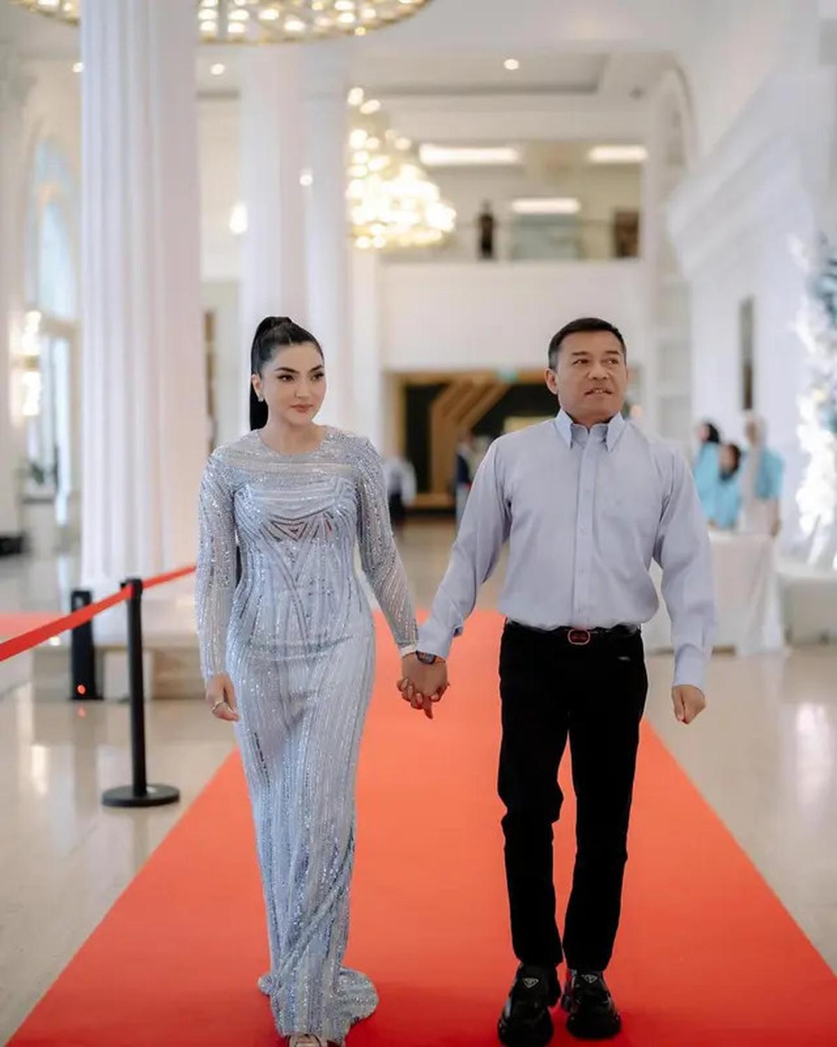 Gaya Elegan Ashanty Pakai Dress Brokat, Tampil Menawan dalam Setiap Momen